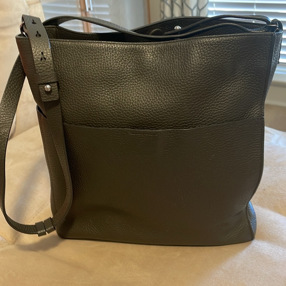 Shoulder & crossbody dark green pebbled leather bag. Adjustable shoulder straps
